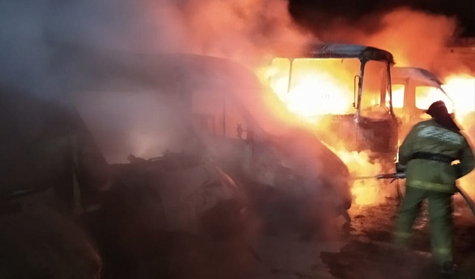 Четыре микроавтобуса сгорели ночью в Ржеве