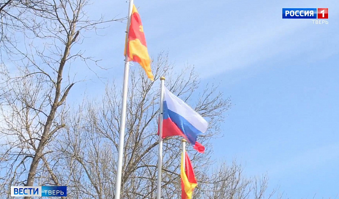 Тверская школа присоединилась к традиции поднятия флага России