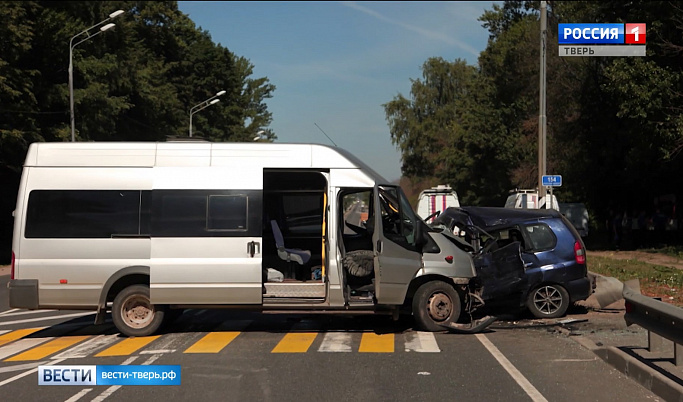 Под Тверью при столкновении микроавтобуса с легковушкой погиб один человек