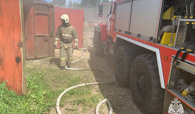 Огнеборцы потушили пожар в гараже в Тверской области