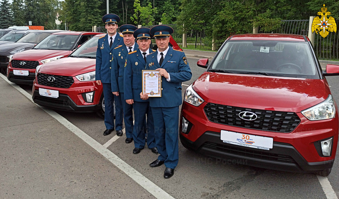 Сотрудникам пожарного надзора Тверской области вручили автомобиль