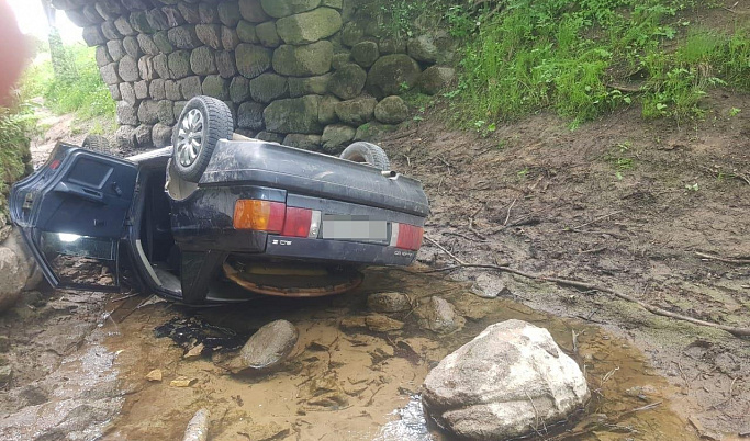 В упавшем с моста авто в Тверской области погиб водитель
