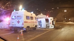 Ночью в Твери из-за столкновения опрокинулась машина скорой помощи