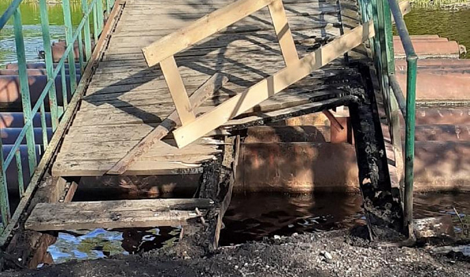 В Тверской области пытались сломать и поджечь мост, ведущий к военкомату