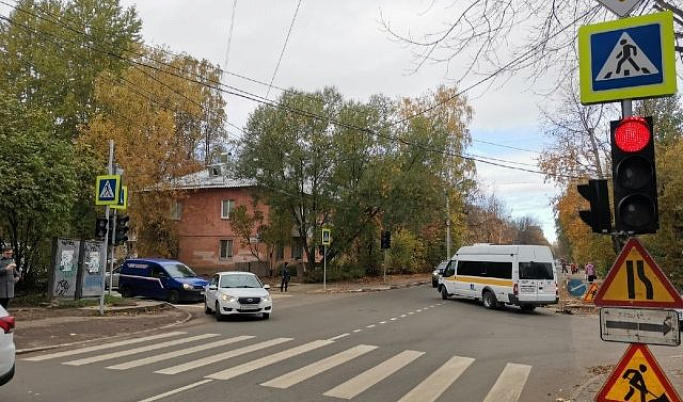 В Твери на пересечении улиц Склизкова и 15 лет Октября появился светофор
