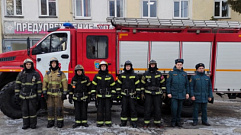 В Твери пожарные вынесли женщину из горящего дома