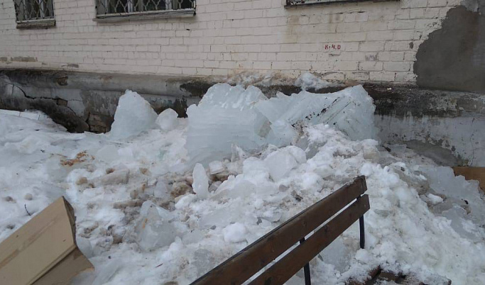 В Твери глыба льда разбила голову мужчине возле подъезда дома