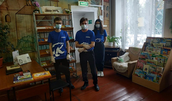 Тверские волонтеры подарили книги детской библиотеке имени Афанасия Никитина
