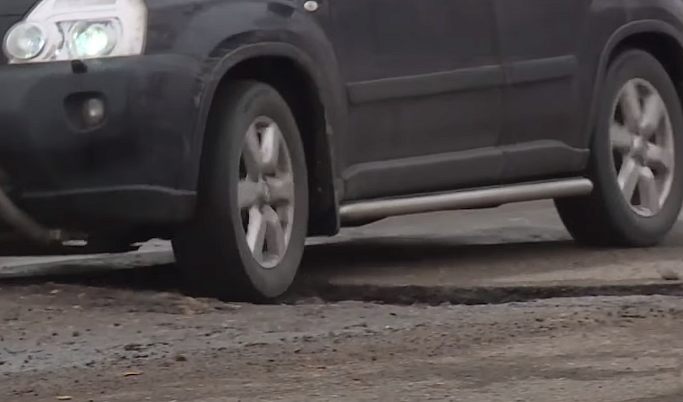Водители пожаловались на пробитые колеса на Бежецком шоссе