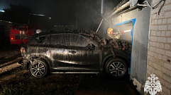 Огнеборцы спасли автомобиль из горящего гаража в Торжке