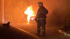 Автомобиль сгорел на парковке возле дома в Твери