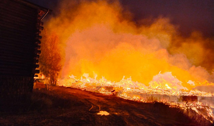 Причиной крупного пожара в деревне Красново Калининского района мог стать поджог