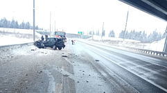 На трассе М-10 в Тверской области столкнулись две легковушки и грузовик