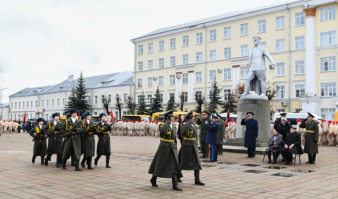 В Твери молодежь прошла маршем в честь Дня проведения военного парада на Красной площади в Москве