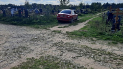 Пенсионерка попала под колёса авто на кладбище в Тверской области