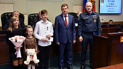 15-летнему Дмитрию Кондратьеву из Тверской области вручили медаль «За проявленное мужество»