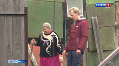 Волонтеры помогают с дровами нуждающимся жителям Тверской области