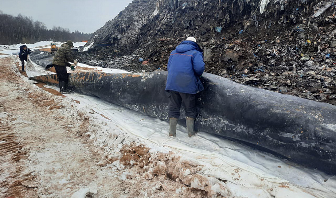 В Калининском районе устраняют последствия от свалки твердых отходов
