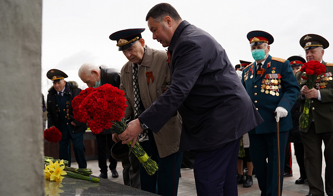 Игорь Руденя возложил цветы к Обелиску Победы и стеле «Город воинской славы» в Твери