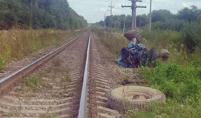 Трактор и поезд столкнулись в Тверской области