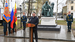 Игорь Руденя возложил цветы к памятнику пожарным и спасателям в Твери