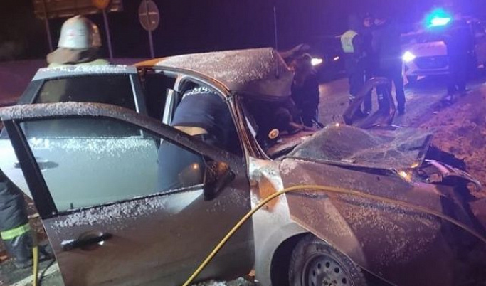 Под Тверью в ДТП с фурой погиб водитель, пассажира зажало в искореженном автомобиле