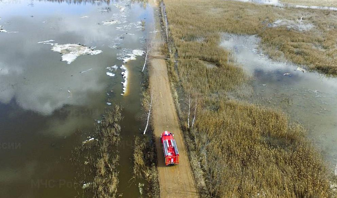 В Тверской области разлившаяся река затопила дорогу 