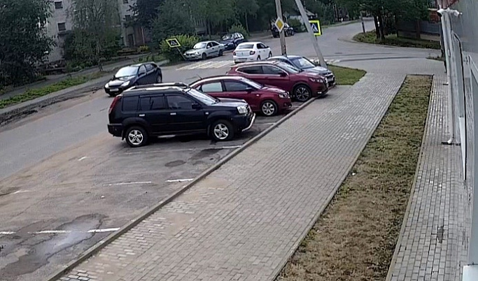 Водитель сбил дорожный знак и покинул место ДТП в Тверской области