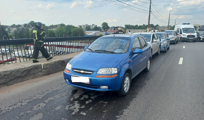 На Южном мосту в Твери столкнулись 4 автомобиля, есть пострадавшая