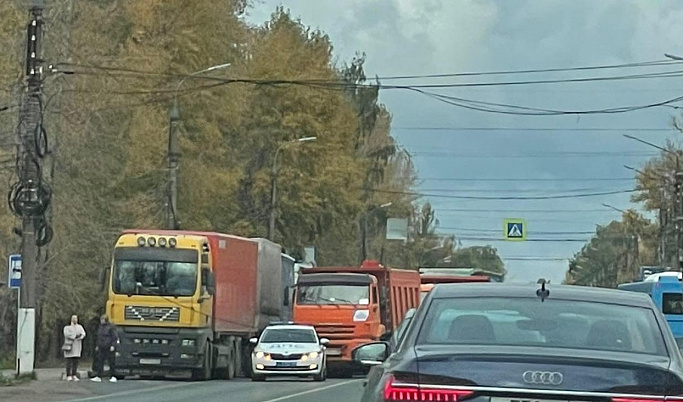 В Твери перекрыли движение на Московском шоссе из-за обвисшего провода