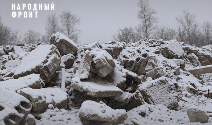 Народный фронт призвал власти Вышнего Волочка убрать годовалые руины возле детсада и поликлиник