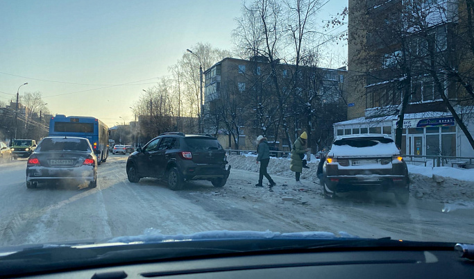 На улице Горького в Твери столкнулись три иномарки 