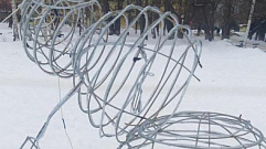 Вандалы в Тверской области разрушили светодиодных снеговиков