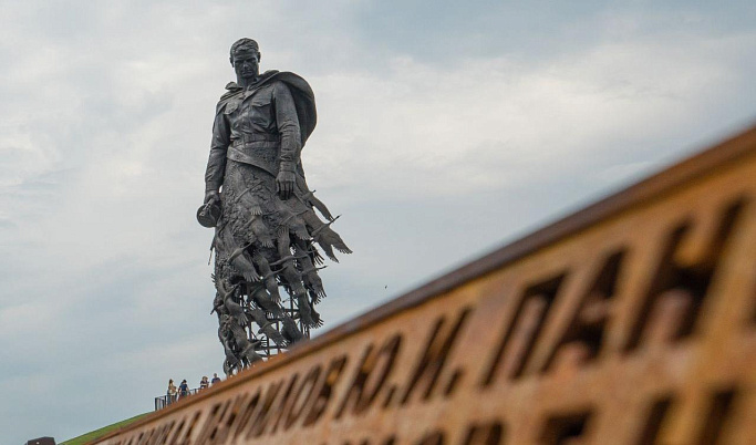На Ржевском мемориале в День государственного флага развернут триколор