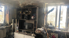 Двое детей оказались в горящей квартире в Тверской области
