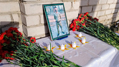 В Кимрах открыли мемориальную доску в честь погибшего на СВО сапера Александра Тихомирова