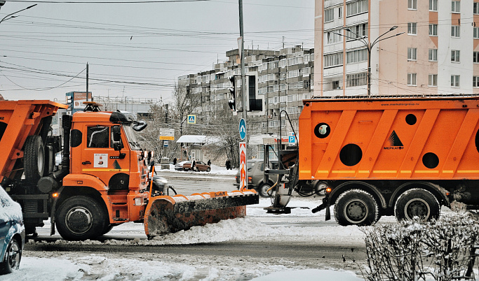 В Твери с последствиями снегопада борются 20 машин спецтехники