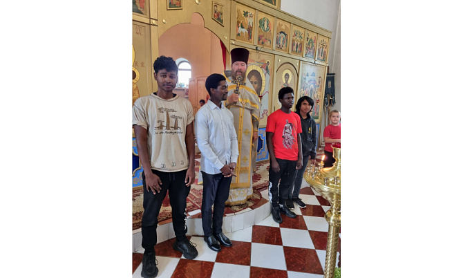 Студенты-волонтеры из Африки восстанавливают храм в Тверской области