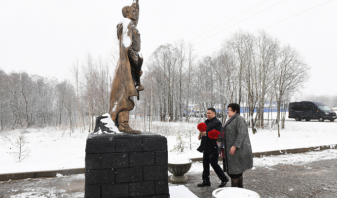 В Лихославле Игорь Руденя возложил цветы к памятнику неизвестному солдату и Обелиску Победы