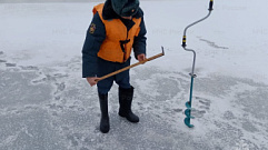 В Тверской области сотрудники ГУ МЧС измерили толщину льда 