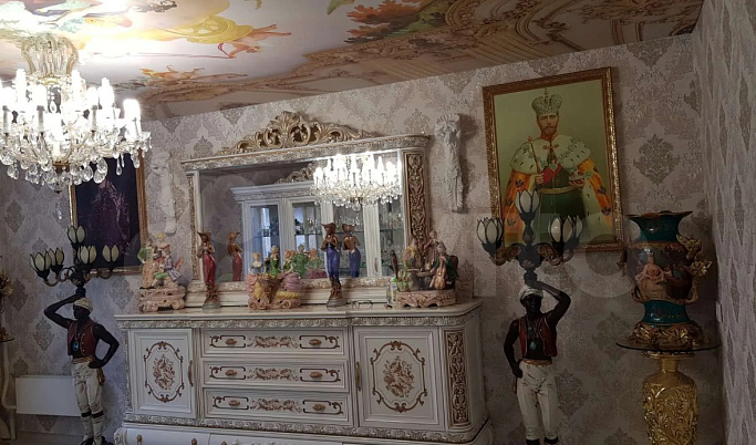 Лепнина, позолота, Николай II: в Тверской области продают квартиру, стилизованную под барокко