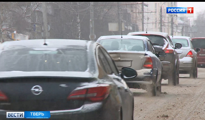 Из-за снегопада на дорогах в Твери возникли пробки