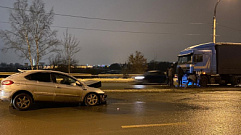 В Твери на Восточном мосту пьяный водитель иномарки попал под колёса фуры 