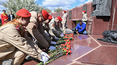 Игорь Руденя вместе с юнармейцами принял участие в акции «Сад памяти»