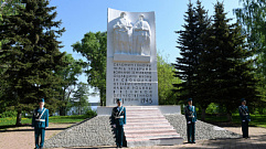 В Калязине Игорь Руденя возложил цветы к Обелиску воинам, павшим в годы Великой Отечественной войны
