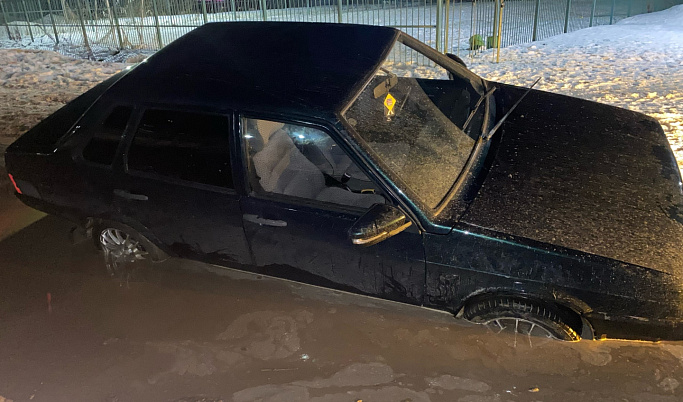 Автомобиль жителя Тверской области утонул в яме 