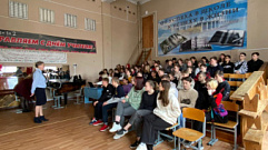В Калининском районе полицейские и волонтеры встретились со школьниками