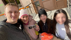 Тверской волонтер купил беженцам из Мариуполя новые кроссовки