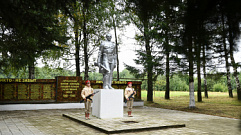 Игорь Руденя возложил цветы к Мемориалу памяти павших воинов в поселке Мирный Торжокского района