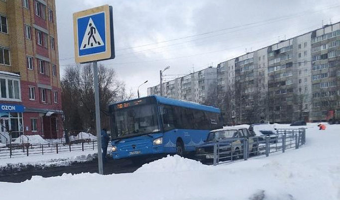 В Твери автобус застрял в яме на улице Хромова